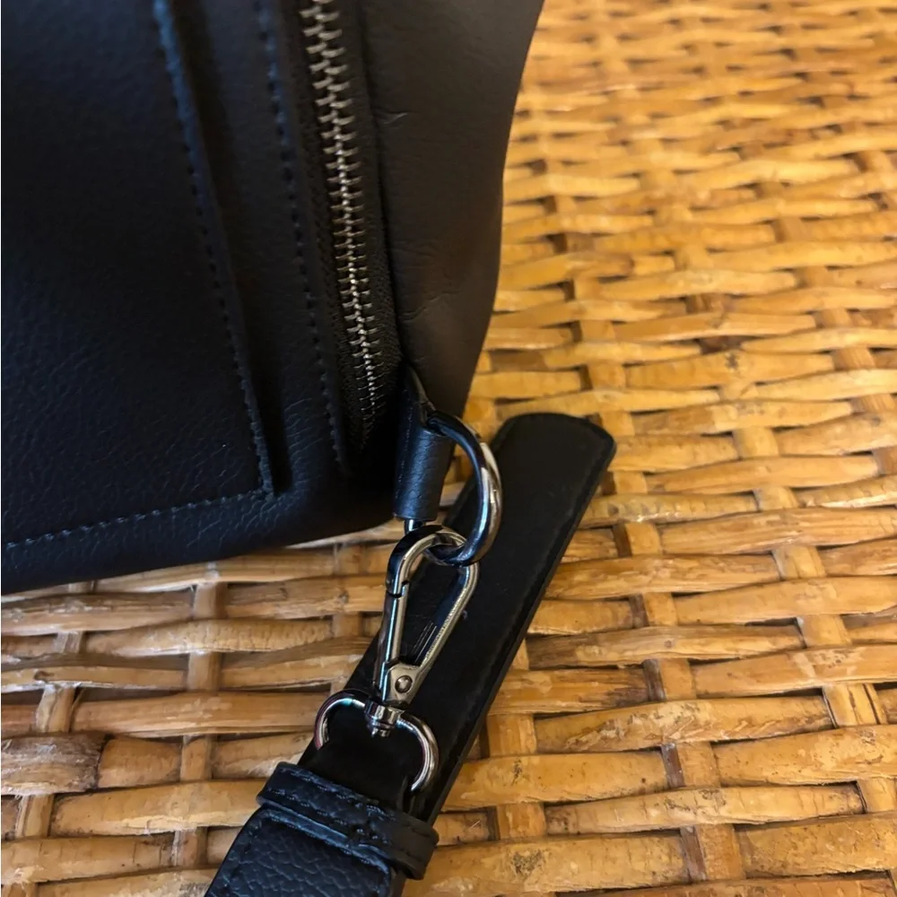 Mina Baie Black Leather Backpack - Sleek Everyday Carry - Picture 5 of 7